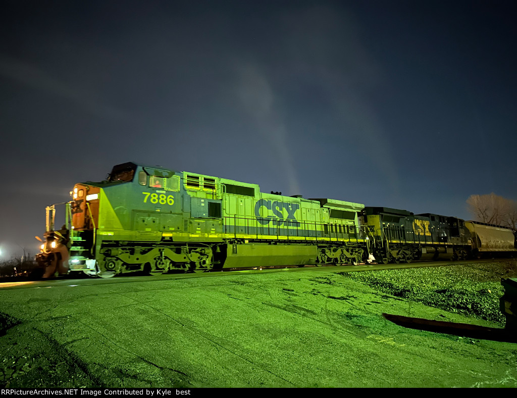 CSX 7886 on B714